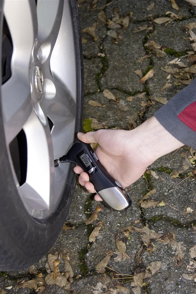 Auto emergency tool/digital tyre gauge